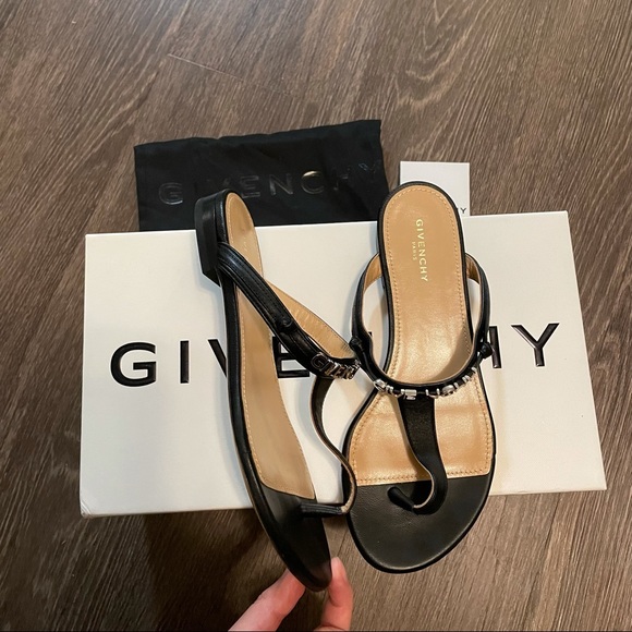 New Givenchy metal logo thong strap leather sandals - Picture 4 of 15
